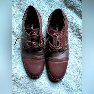 Men’s two toned Steve Madden dress shoes size 8m
